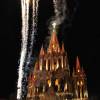 A igreja parece se indendiar, mas são apenas fogos de artifício em noite de festa em San Miguel de Allende, no México